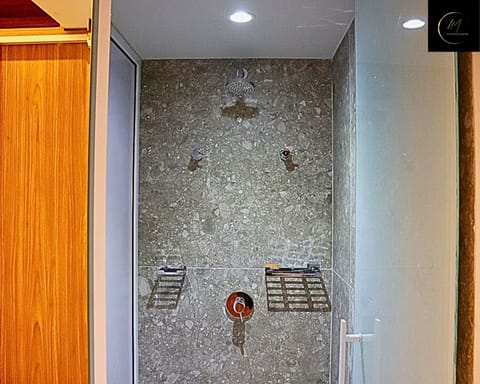 Studio | Bathroom | Shower, free toiletries, hair dryer, bidet