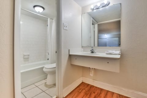 Basic Single Room | Bathroom