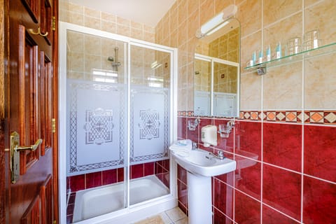Deluxe Double Room | Bathroom | Shower, free toiletries, hair dryer, towels