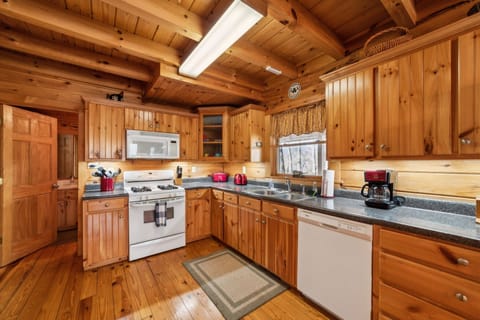 Cabin, 2 Bedrooms | Private kitchen | Fridge, oven, coffee/tea maker, toaster