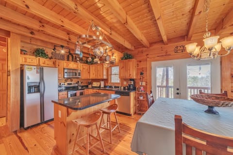 Cabin, 2 Bedrooms | Private kitchen | Fridge, oven, coffee/tea maker, toaster