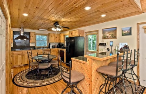 Cabin, 3 Bedrooms | Private kitchen | Fridge, oven, coffee/tea maker, toaster