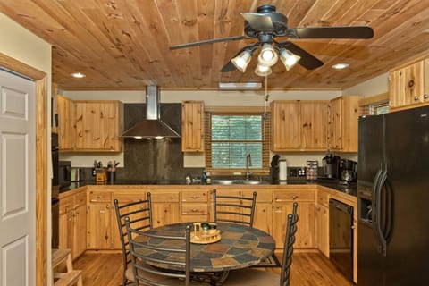 Cabin, 3 Bedrooms | Private kitchen | Fridge, oven, coffee/tea maker, toaster