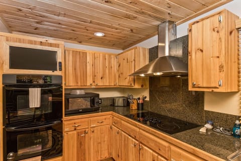 Cabin, 3 Bedrooms | Private kitchen | Fridge, oven, coffee/tea maker, toaster