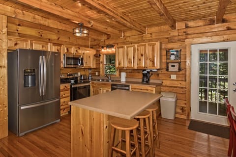 Cabin, 3 Bedrooms | Private kitchen | Fridge, oven, coffee/tea maker, toaster