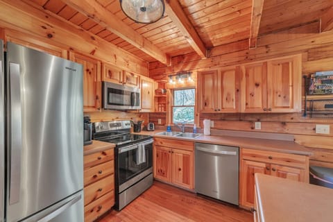 Cabin, 3 Bedrooms | Private kitchen | Fridge, oven, coffee/tea maker, toaster