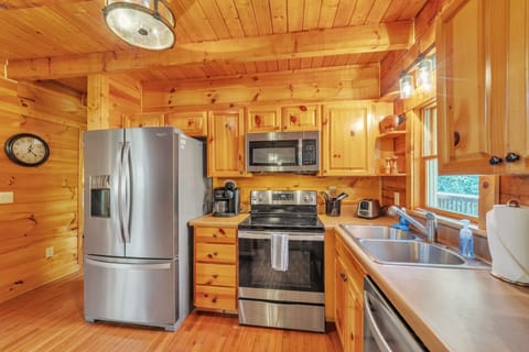 Cabin, 3 Bedrooms | Private kitchen | Fridge, oven, coffee/tea maker, toaster