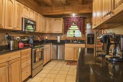 Cabin, 4 Bedrooms | Private kitchen | Fridge, oven, coffee/tea maker, toaster