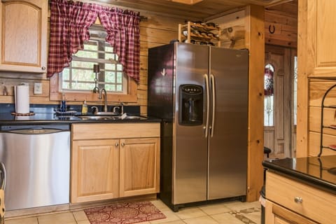 Cabin, 4 Bedrooms | Private kitchen | Fridge, oven, coffee/tea maker, toaster