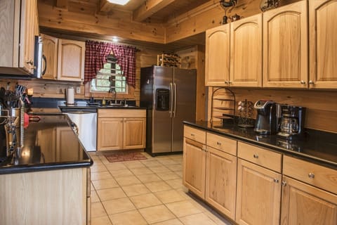 Cabin, 4 Bedrooms | Private kitchen | Fridge, oven, coffee/tea maker, toaster