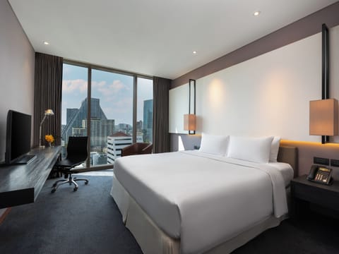 Executive Room, 1 King Bed | Premium bedding, in-room safe, desk, laptop workspace