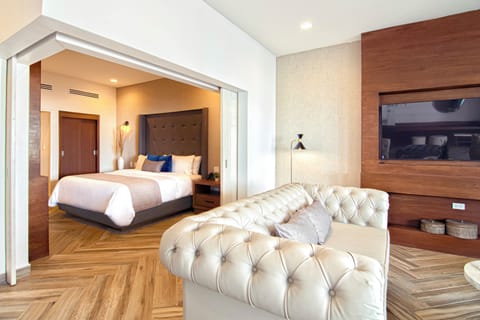 Luxury Studio Suite | Premium bedding, down comforters, free minibar items, in-room safe