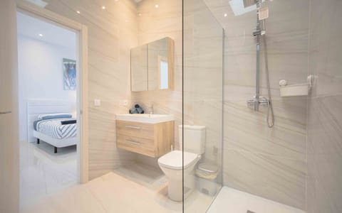 CATEGORY D - 2 BEDROOMS 2 SUPERIOR BATHROOMS | Bathroom | Shower, hair dryer, towels