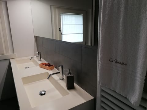 Comfort Quadruple Room | Bathroom | Shower, eco-friendly toiletries, hair dryer, bidet