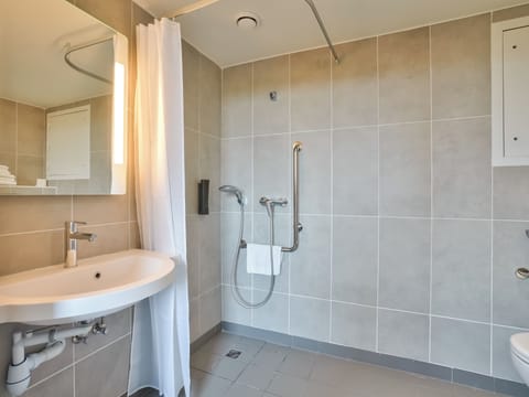 Triple Room, Roll-in Shower | Bathroom | Shower, towels, soap, shampoo