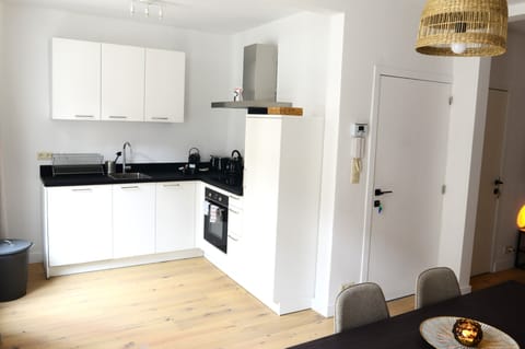 Full-size fridge, oven, stovetop, dishwasher