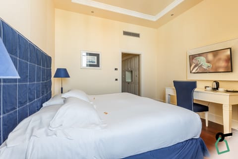 Comfort Double Room | Minibar, in-room safe, desk, laptop workspace