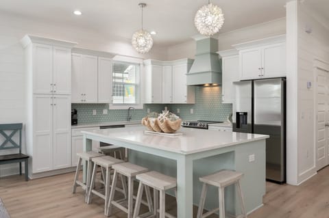 Make beach outings effortless for your family on Iris' beautiful quartz island!