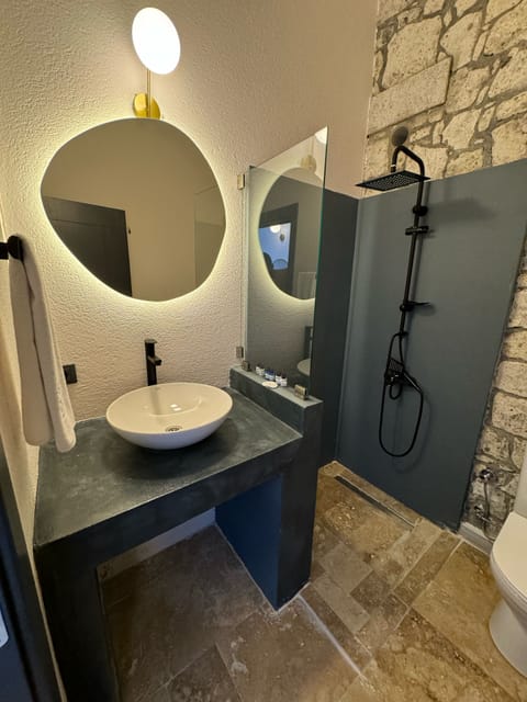 Exclusive Room | Bathroom | Combined shower/tub, jetted tub, hair dryer, slippers