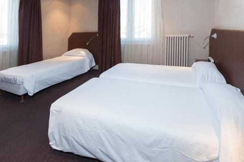 Comfort Triple Room, 3 Twin Beds | Desk, iron/ironing board, free cribs/infant beds, free WiFi