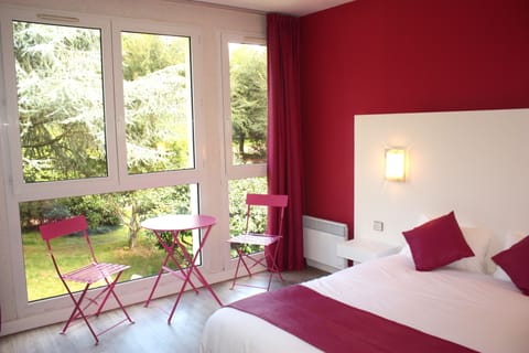 Desk, free cribs/infant beds, rollaway beds, free WiFi