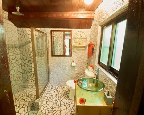 Standard Room | Bathroom | Shower, rainfall showerhead, free toiletries, hair dryer