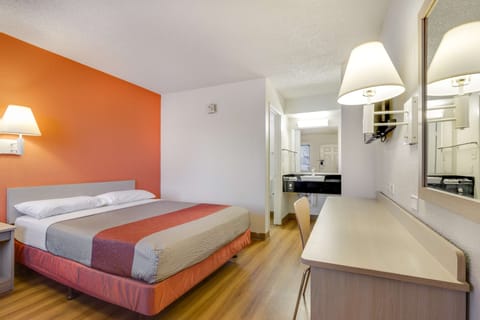 Standard Room, 1 Queen Bed, Non Smoking | Desk, blackout drapes, free WiFi, bed sheets