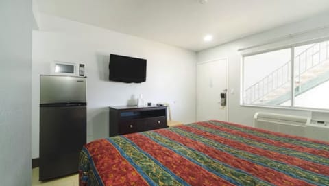 Standard Room, 1 King Bed, Smoking, Refrigerator & Microwave | Desk, free WiFi, bed sheets