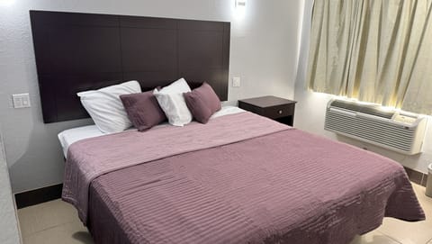 Standard Room, 1 King Bed, Non Smoking, Refrigerator & Microwave | Desk, free WiFi, bed sheets