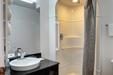 Standard Room, 1 Queen Bed, Non Smoking | Bathroom | Shower, towels