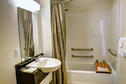 Standard Room, 1 Queen Bed, Accessible, Non Smoking | Bathroom | Shower, towels