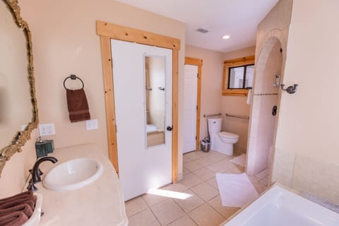 Duplex, Private Bathroom, Courtyard View (Garden Suite) | Bathroom