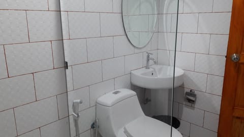 Superior Double Room | Bathroom | Shower, hair dryer, towels