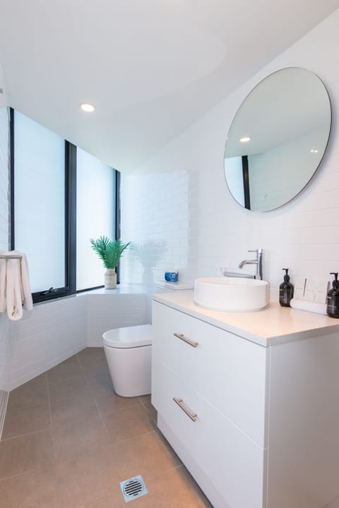 Premier Ocean View Suite | Bathroom | Hair dryer, towels, soap, shampoo