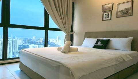 Signature Room, 2 Bedrooms | Laptop workspace, free WiFi, bed sheets