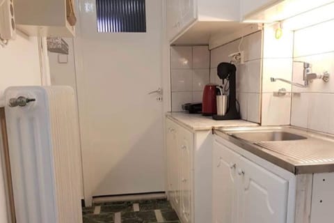 Economy Apartment | Private kitchen | Full-size fridge, oven, stovetop, cookware/dishes/utensils