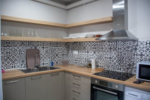 Basic Apartment | Private kitchen | Full-size fridge, oven, stovetop, cookware/dishes/utensils