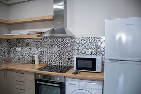 Basic Apartment | Private kitchen | Full-size fridge, oven, stovetop, cookware/dishes/utensils