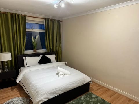 Family Apartment, 2 Bedrooms | Desk, soundproofing, iron/ironing board, free WiFi