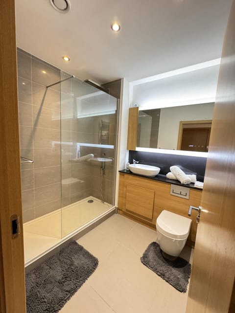 Apartment | Bathroom | Combined shower/tub, deep soaking tub, free toiletries, towels