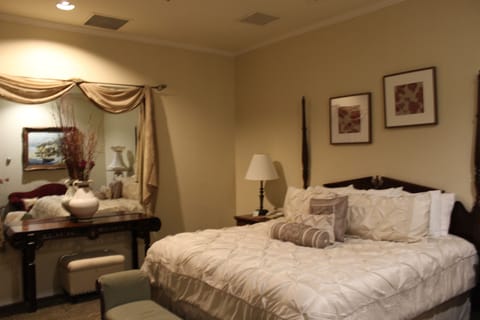 Deluxe King Suite/Honeymoon Suite | Individually decorated, desk, iron/ironing board, free WiFi
