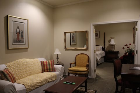 Deluxe King Suite/Honeymoon Suite | Living area | TV