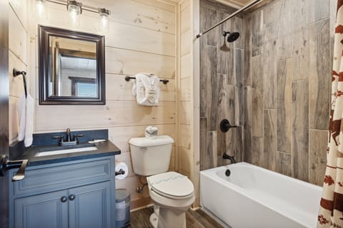 Cabin, 3 Bedrooms | Bathroom | Towels