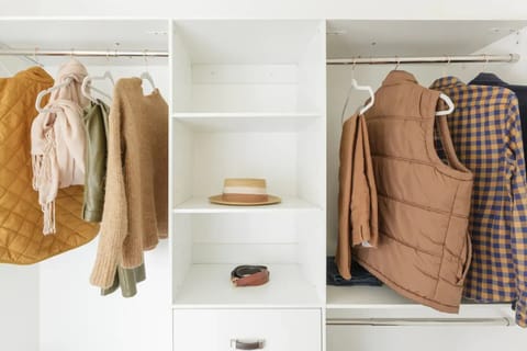 Floor 2, Primary bedroom with king bed, w/i closet, desk & ensuite