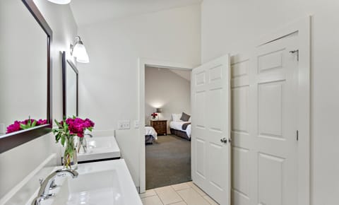 Grand Double Room | Bathroom | Hair dryer, towels, soap, shampoo