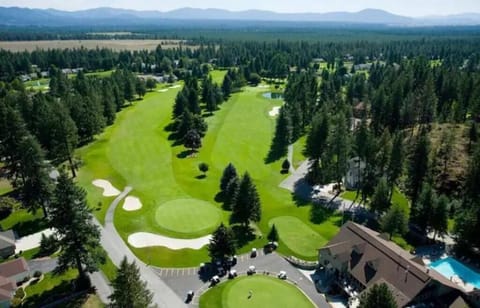 Twin Lakes Golf Course is about 15 minutes away, and others nearby!
