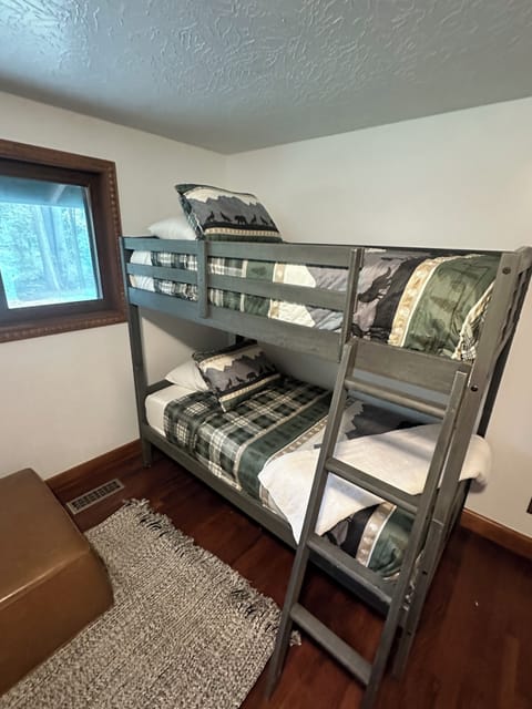 Twin/ Twin Bunk Bed