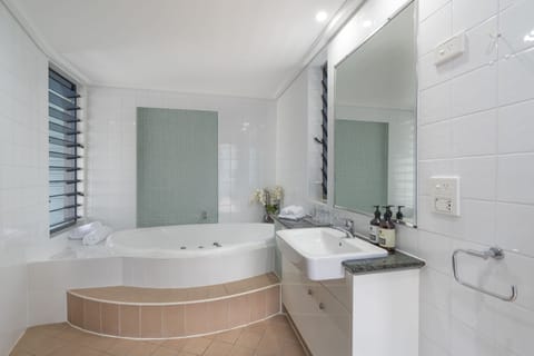 Peninsula Suite, Free Wi-Fi & Parking | Bathroom | Separate tub and shower, deep soaking tub, designer toiletries