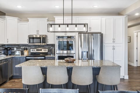 Large Island with Bar Seating