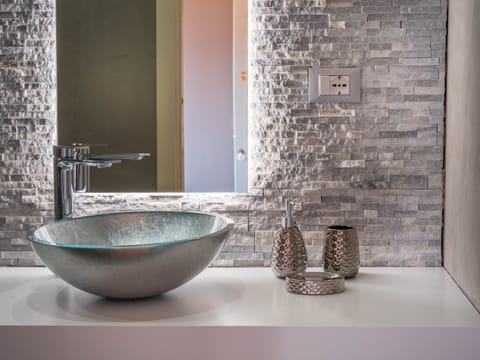 Classic Room | Bathroom | Free toiletries, towels